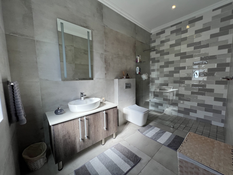 6 Bedroom Property for Sale in Sagewood Western Cape